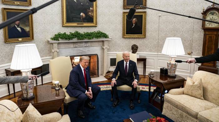 El presidente de Estados Unidos, Joe Biden (d), y el presidente electo, Donald Trump, durante una reunión en la Oficina Oval de la Casa Blanca.