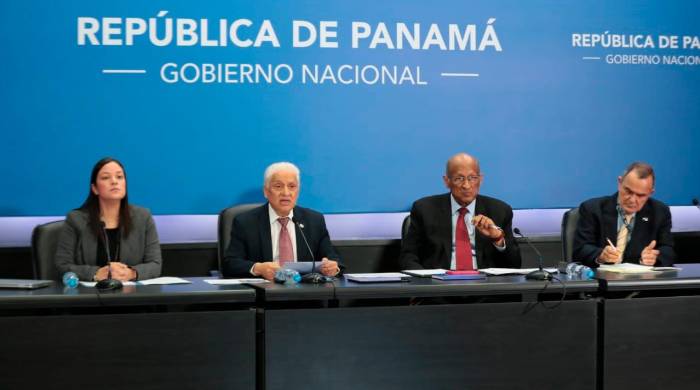 Fotografía cedida por la Presidencia de Panamá del presidente panameño Laurentino Cortizo Cohen (2-d) reunido con su homólogo de Guatemala, César Bernardo Arévalo de León (2-i), acompañados por la canciller panameña, Janaina Tewaney Mencomo (d), hoy en Ciudad de Panamá (Panamá). EFE/Presidencia de Panamá