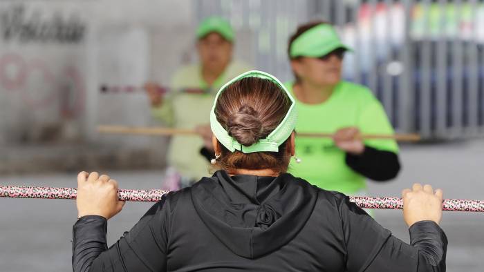 Mujeres participan en una clase de zumba en un deportivo en la Ciudad de México.