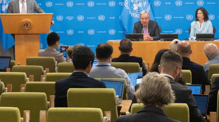 Fotografía cedida por la ONU donde aparece su secretario general, António Guterres, mientras habla durante una conferencia de prensa este lunes en la sede del organismo en Nueva York (Estados Unidos).