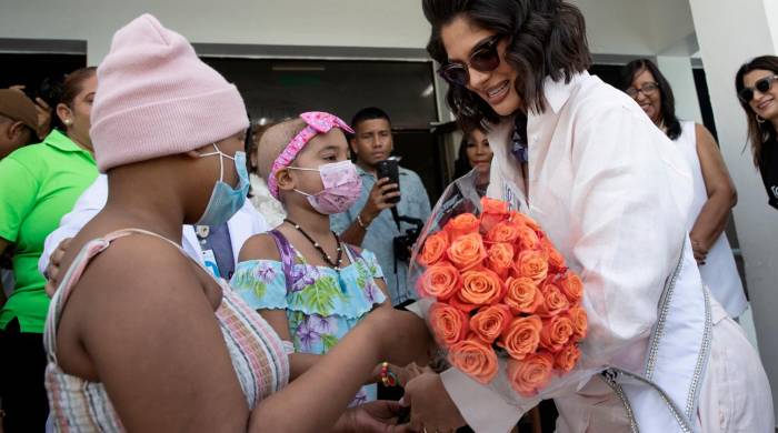 La Miss Universo nicaragüense Sheynnis Palacios entrega rosas durante una visita a un hospital este lunes en Santo Domingo.