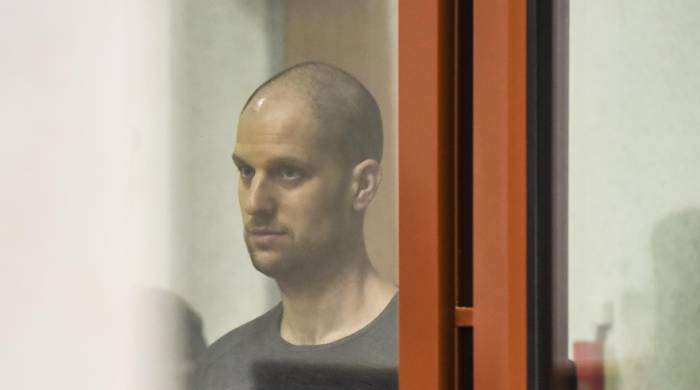 Fotografía de archivo del corresponsal del Wall Street Journal (WSJ), Evan Gershkovich, dentro de una jaula de vidrio durante el anuncio del veredicto en el caso en su contra, en el Tribunal Regional de Sverdlovsk de Ekaterimburgo, Rusia, el 19 de julio de 2024.