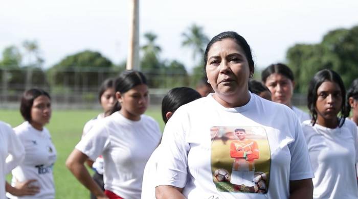 María Inmaculada recuerda a su hijo en un campo de fútbol.