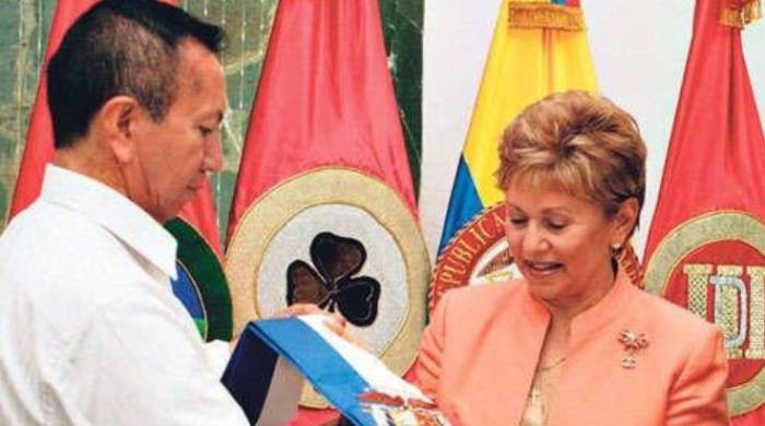 El sastre colombiano confeccionó la banda presidencial de la exmandataria Mireya Moscoso en 1999.
