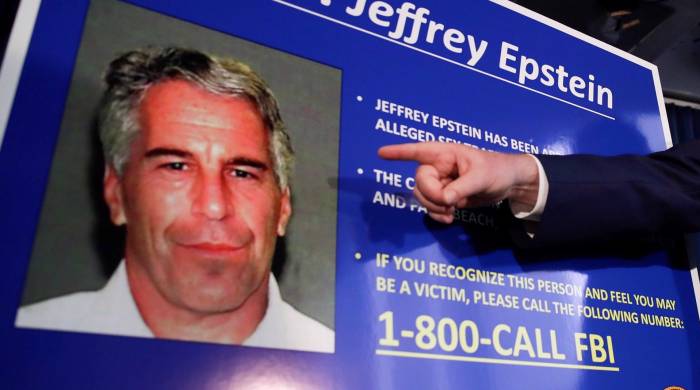 Vista de la ficha criminal del financiero estadounidense Jeffrey Epstein, en una fotografía de archivo.