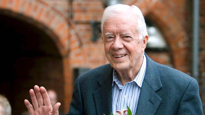 Fotografía de archivo del 4 de octubre de 2007 del expresidente de Estados Unidos Jimmy Carter saludando a su llegada a un hotel en Lueneburg (Alemania).