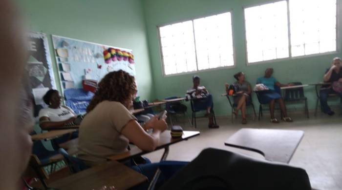 Papás y mamás durante el taller ‘Escuela para Padres’ en el Instituto José Dolores Moscote.