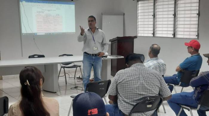 Personal del Mida, el Imhpa y productores, durante la reunión de la Mesa Técnica Agroclimática.