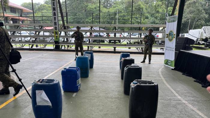 Decomiso de ocho tanques con 144 galones de cocaína líquida.