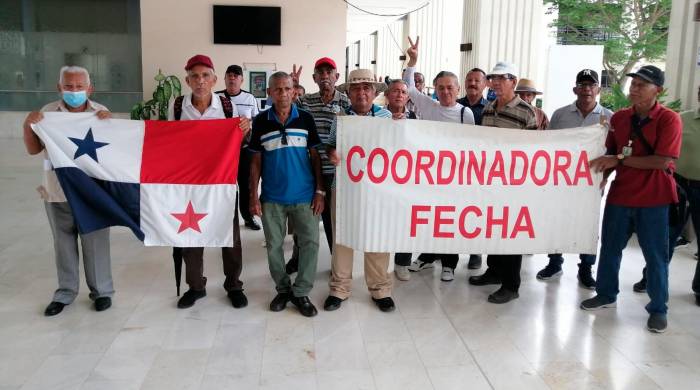 Miembros de la Coordinadora Fecha acudieron a la sede del Tribunal Electoral.