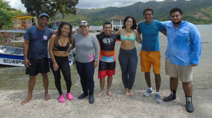 Parte del equipo del proyecto en Portobelo y la Prof. Yessenia González de la UMIT.