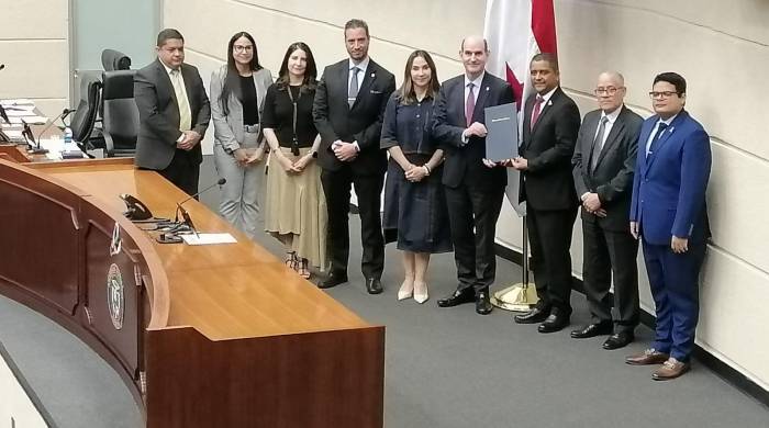 Chapman acudió al pleno legislativo a presentar ambos proyectos de ley.