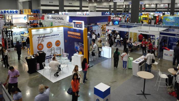 Fotografía cedida por CCIAP que muestra personas recorriendo pabellones en el Panamá Convention Center en 2024 durante una rueda de negocios.