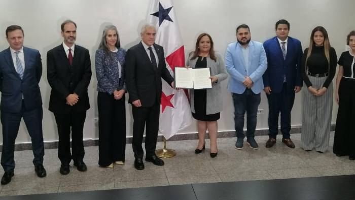 Directivos de la SIP, liderados por su presidente José Roberto Dutriz, junto a la presidenta de la Asamblea Nacional, Dana Castañeda.