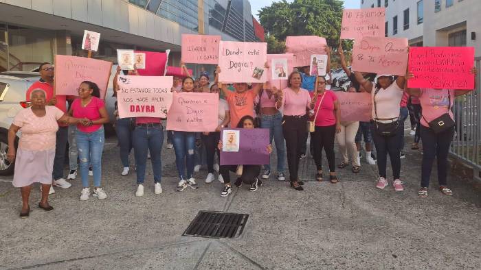 Familiares y amigos se manifestaron durante la audiencia contra la segunda investigada por el caso de Dayra Caicedo