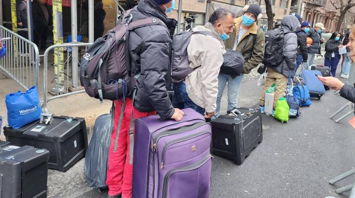 Fotografía de archivo, tomada el pasado 30 de enero, en la que se registró a un grupo de migrantes venezolanos tras ser desalojados del hotel Watson en Nueva York.