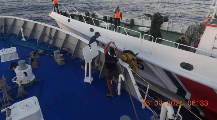 Fotografía de archivo de la casi colisión de un buque de la Guardia Costera china (d) con otro de la Guardia Costera filipina (i) el pasado marzo en el mar de China Meridional