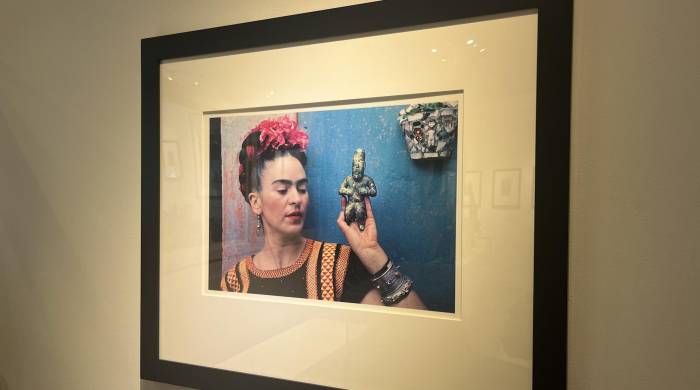 Una fotografía de la pintora mexicana Frida Kahlo, expuesta en la galería Throckmorton Fine Art en Nueva York.