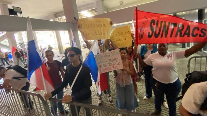 Estudiantes de la Universidad de Panamá y organizaciones civiles fuera del juzgado, en protesta por las detenciones a sus compañeros.