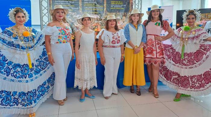 Entre las polleras: la alcaldesa de La Pintada, Ina Rodríguez; la ministra de Cultura, Maruja Herrera; la presidenta de la Asamblea Nacional, Dana Castañeda; la administradora de la Autoridad de Turismo, Gloria De León y la reina del festival, Maylin Batista.