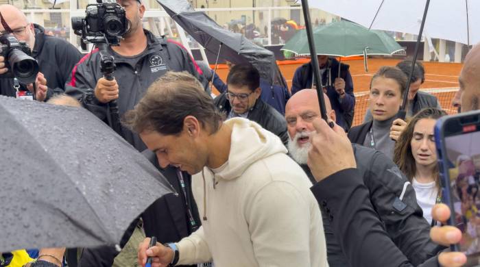 El tenista español Rafa Nadal (c) firma autógrafos en una imagen de archivo.