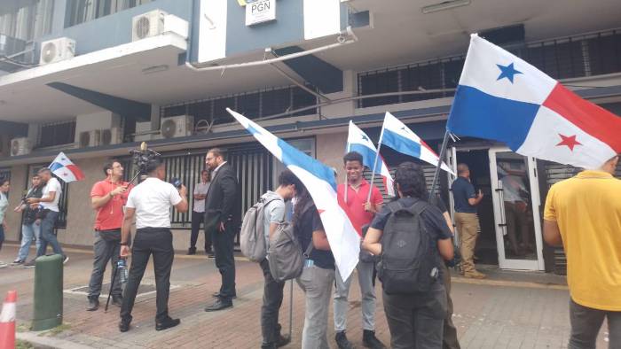 Los jóvenes, acusados de supuestamente agredir a un agente de la Policía Nacional, llegaron junto con sus abogados, el vicerrector académico de la UP, Emilio Moreno.