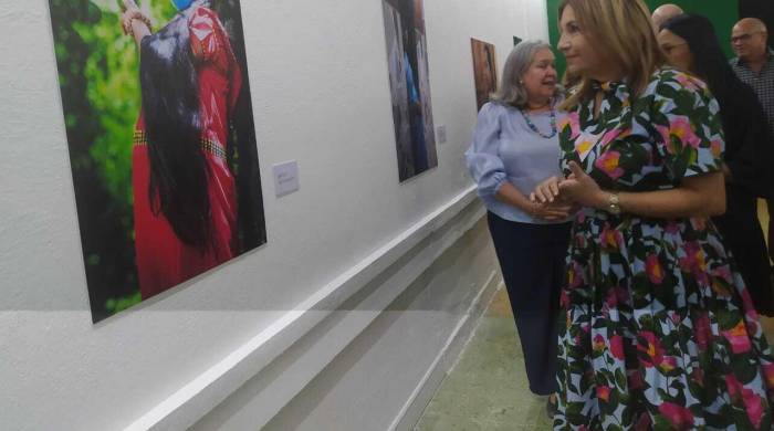 A la inauguración de la exposición fotográfica asistieron figuras importantes como la primera dama de la república, Maricel Cohen de Mulino.