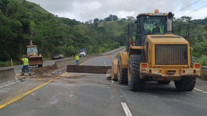 Se realizaron trabajos de remoción de las barreras para delimitación en la Interamericana a la altura del distrito de Tolé.