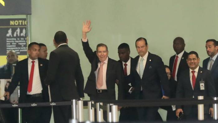 El presidente electo, Edmundo González Urrutia, en el Aeropuerto Internacional de Toocumen.