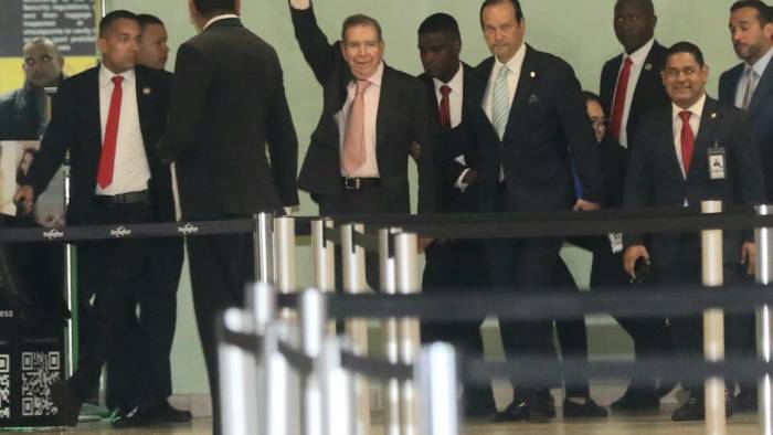 El presidente electo, Edmundo González Urrutia, en el Aeropuerto Internacional de Toocumen.