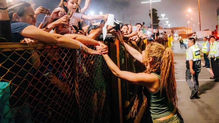 Fotografía cedida por Raúl Umeres que muestra a Shakira saludando seguidores a su llegada este sábado al aeropuerto Jorge Chávez de Lima.