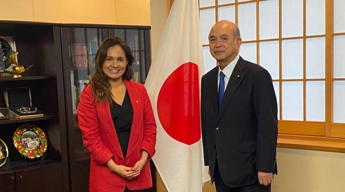 La subsecretaria de Relaciones Exteriores de Chile, Gloria de la Fuente, junto al ministro de Estado de Exteriores de Japón, Yoshifumi Tsuge.