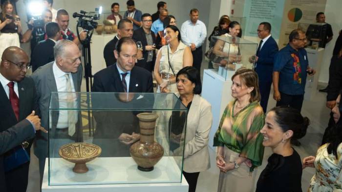 Diferentes ministros observando la exhibición de piezas repatriadas.