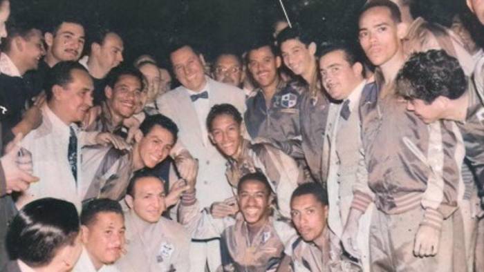 Fernando Tom junto al quinteto que participó en los Panamericanos de Buenos Aires. En la foto con el presidente argentino Juan Domingo Perón.