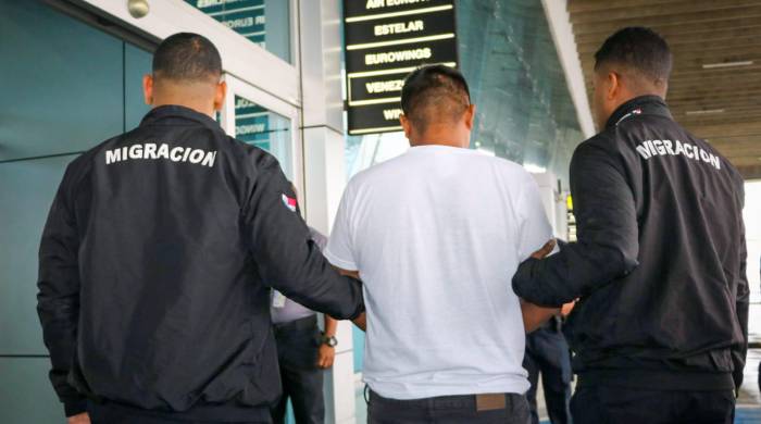 El expulsado salió del país “debidamente custodiado” con destino a la ciudad de San Salvador.