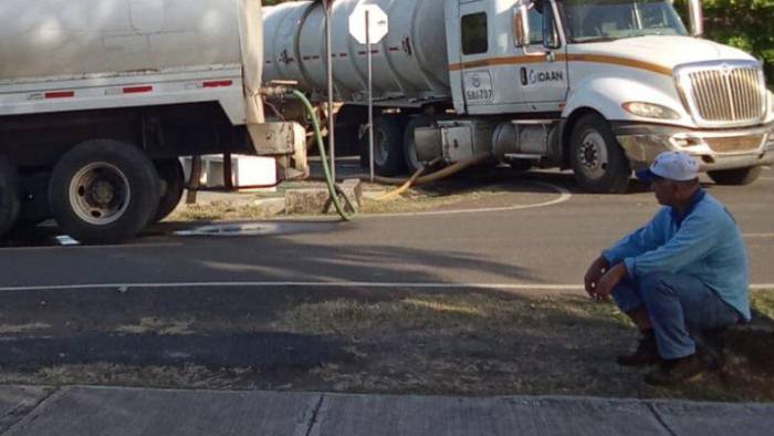 Ante la falencia de mantener a comunidades con el servicio regular de agua potable, el Idaan la distribuye en carros cisterna.