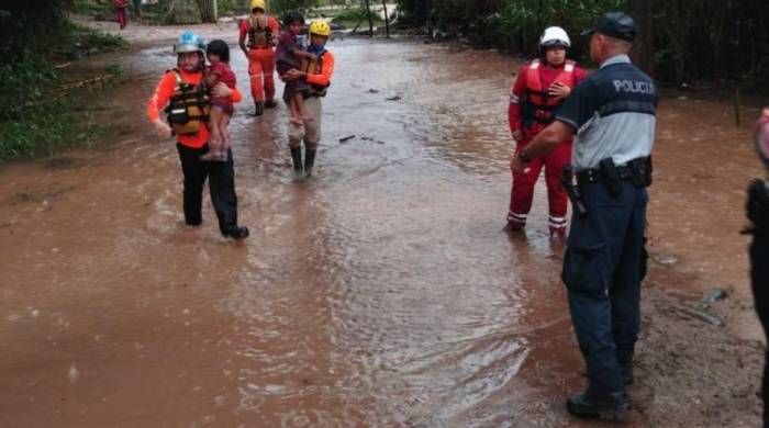 Vías principales y carreteras afectadas por las constantes lluvias impiden en tránsito hacia Chiriquí, el granero del país.