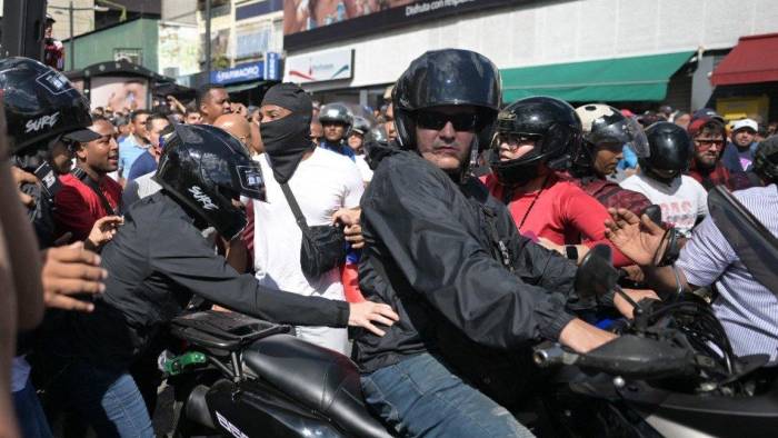 El periodista Orlando Avendaño publico en su cuenta de X esta fotografía en la que se indica que así Machado salió de la manifestación en Chacao. La imagen fue captada antes de ser detenida.