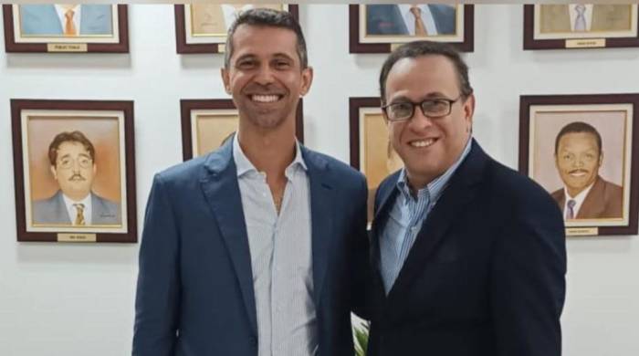 El nuevo director Miguel Ordóñez (Izq.) recibirá de su antecesor Luis Arce (Izq.), una institución endeble, sin autoridad ni liderazgo.