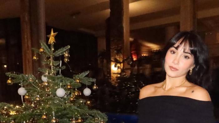 Aitana posa junto al árbol de Navidad.