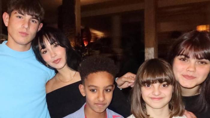 La cantante española, Aitana, posa junto a sus primos en Nochebuena.