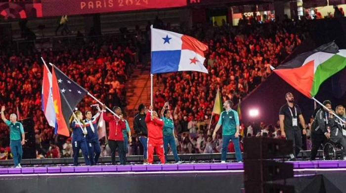 El paraatleta Rey Dimas ondeó la bandera panameña en la ceremonia de clausura de los Juegos Paralímpicos en París 2024