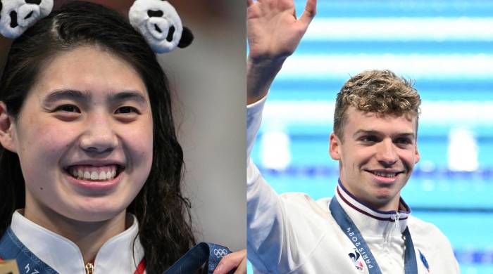 Yufei Zhang (i.) y Léon Marchand (d.) celebrando sus medallas olímpicas.