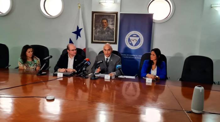 Directivos de la CCiap y de The Marketing Group durante la presentación de los resultados del índice.