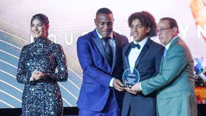 Tejada, segundo desde la izquierda, estuvo presente en la Gala 2023 y se le brinda homenaje con la designación del premio Matador Tejada a los goleadores de 2024.