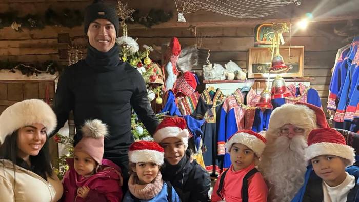 Georgina posa junto a Cristiano Ronaldo, sus hijos y Santa Claus.