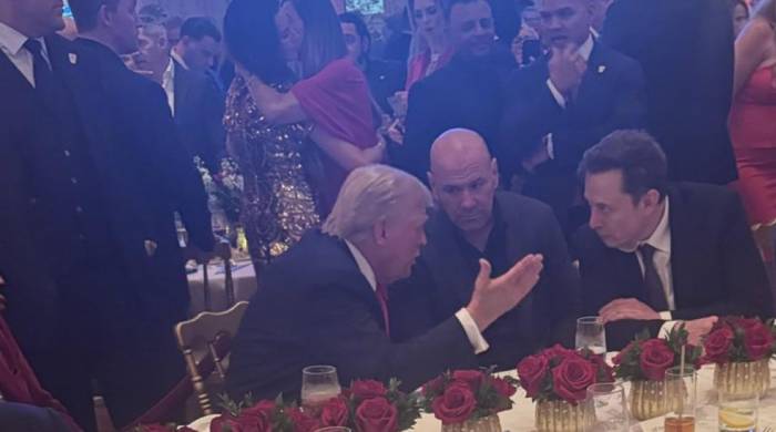 Fotografía tomada de la cuenta en X de Elon Musk donde se ve al candidato republicano, el expresidente Donald Trump (i), hablando con Musk (d).