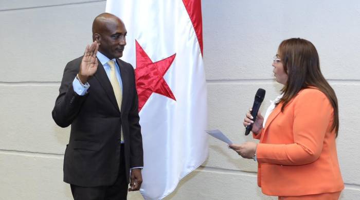 El diputado Nelson Jackson, fue juramentado por la presidenta de la Asamblea Nacional, Dana Castañeda.