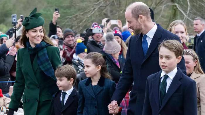 Kate Middleton, princesa de Gales, el príncipe William, el príncipe Louis, la princesa Charlotte y el príncipe George a su llegada para asistir al tradicional servicio de Navidad de la familia real en la iglesia de Santa María Magdalena en Sandringham.