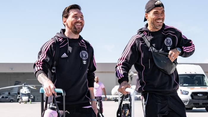 Lionel Messi (izq.) y Luis Suárez previo a despegar rumbo a Perú para enfrentarse al Universitario de Deportes.